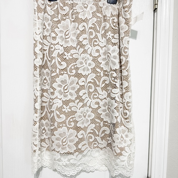 Elegant White Lace Skirt - Picture 1 of 3